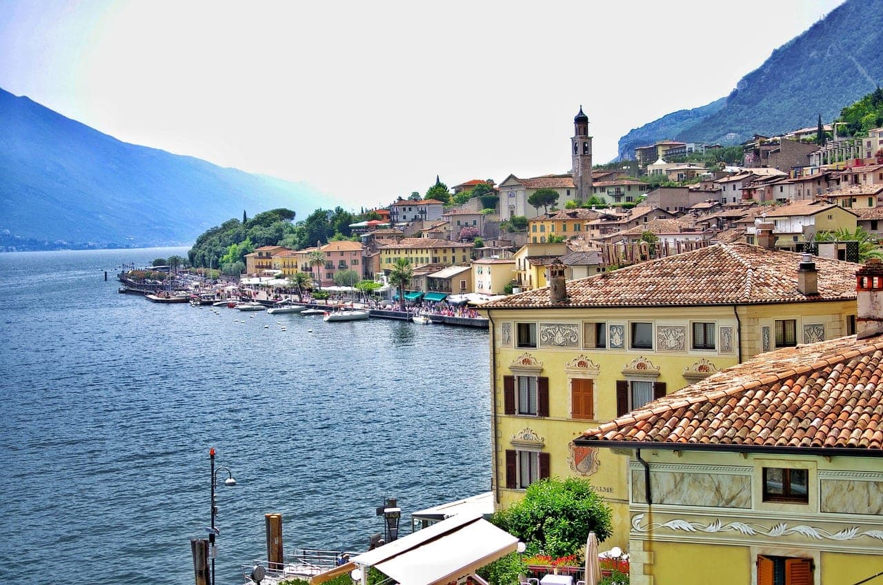 Cosa NON fare mai al Lago di Garda: errori che rovinano la vacanza (2026)