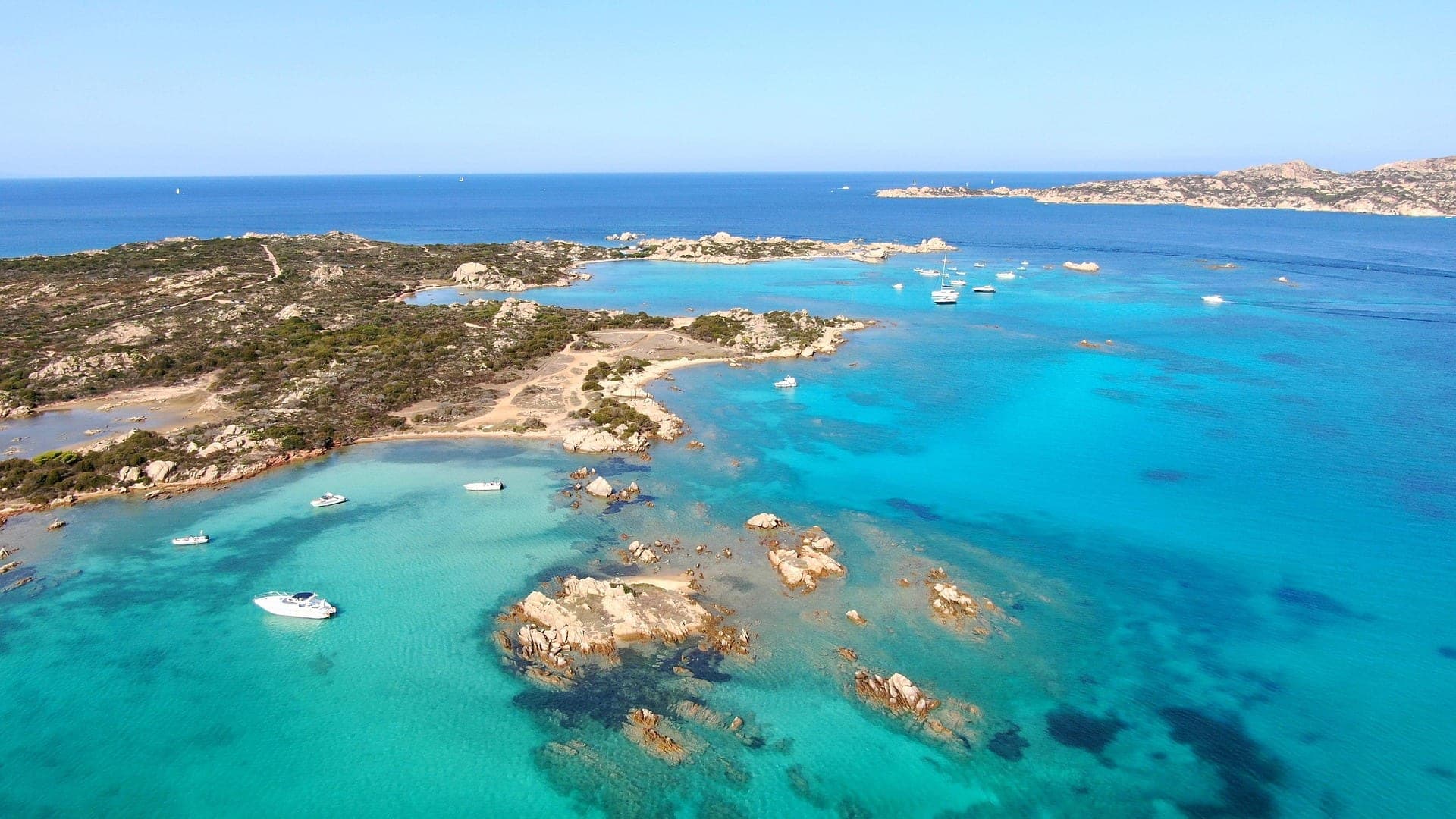 Cosa fare a La Maddalena dopo la gita in barca: dove mangiare, dormire e la sera sull'isola