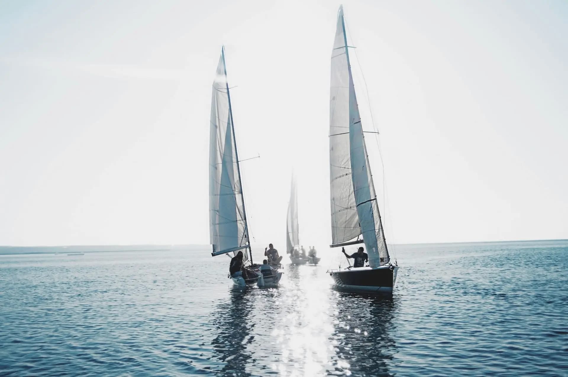 Due barche a vela sul mare