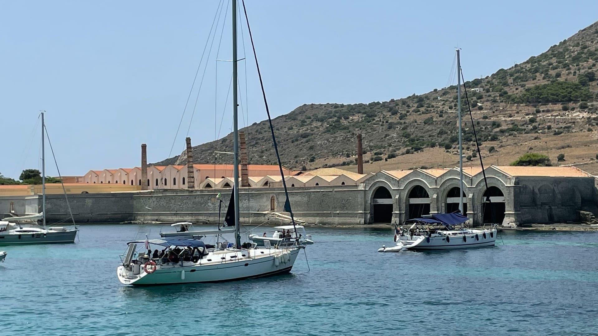 Cosa fare a Favignana dopo una gita in barca: calette, aperitivo e consigli locali