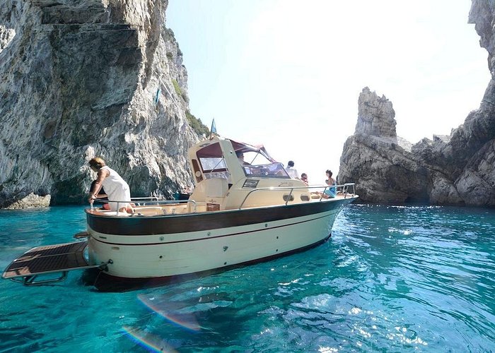 Capri: giro dell'isola in barca con nuoto e limoncello
