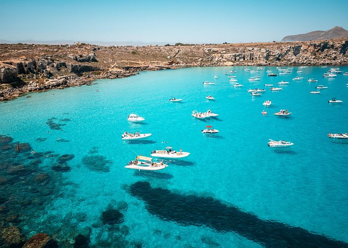 Gita in barca alle Isole Egadi da Trapani: Favignana e Levanzo con pranzo a bordo (2026)