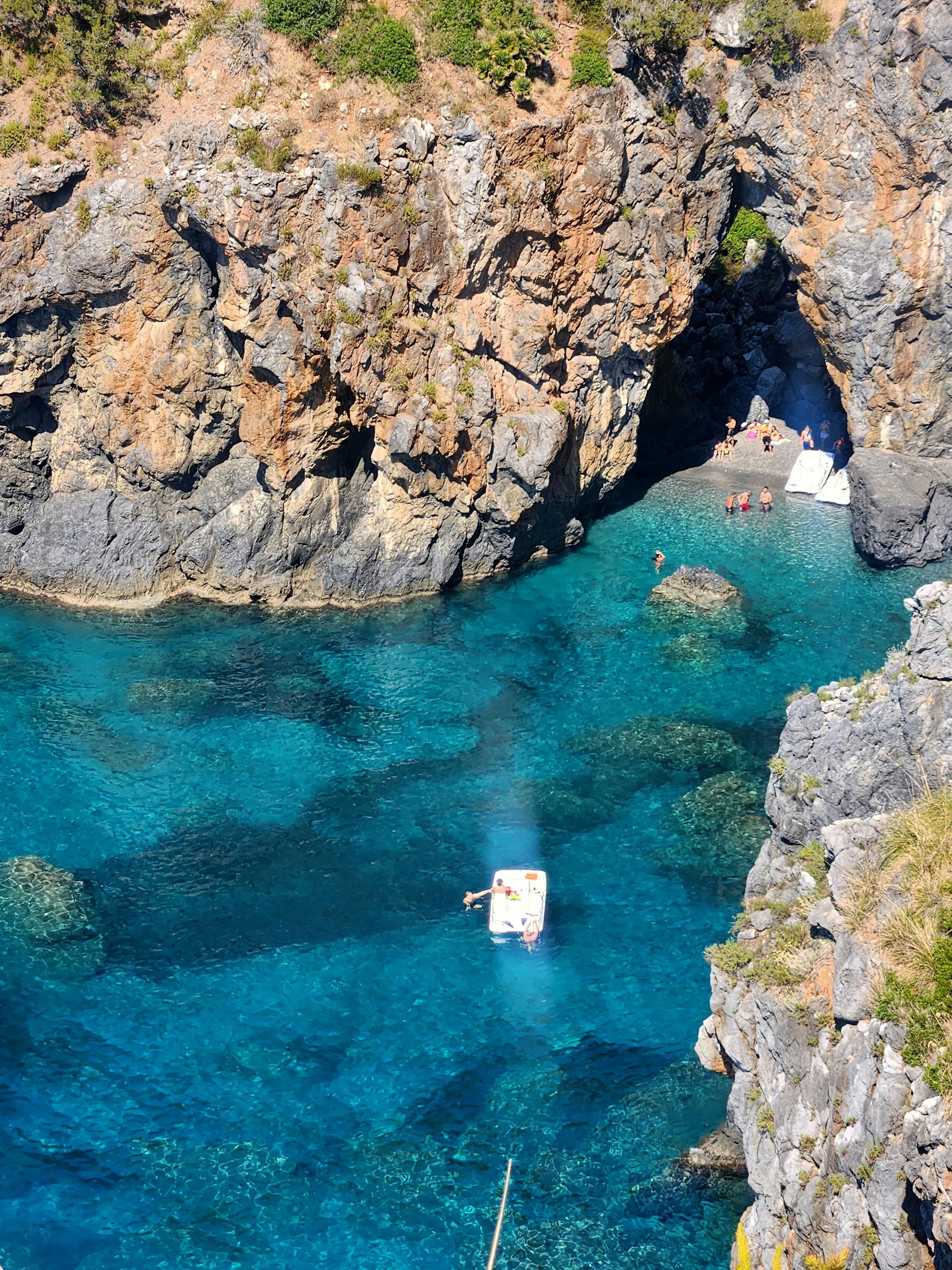 Tour in barca lungo la costa di Palermo e Baia di Mondello